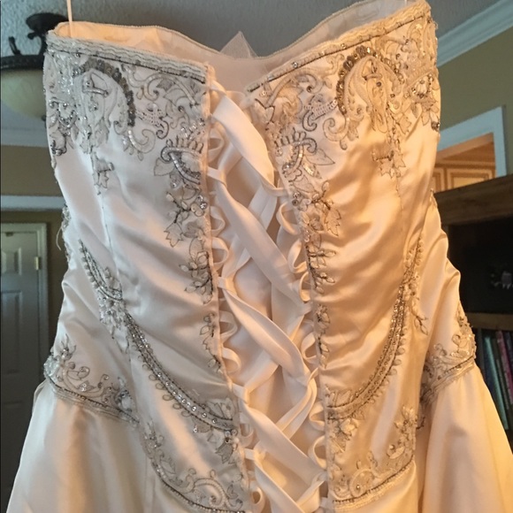 Reem Acra Wedding Dress - Picture 2 of 7